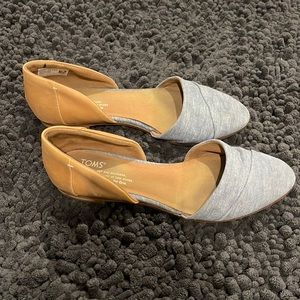 Tom’s Flats. Blue/white/tan. Size 8